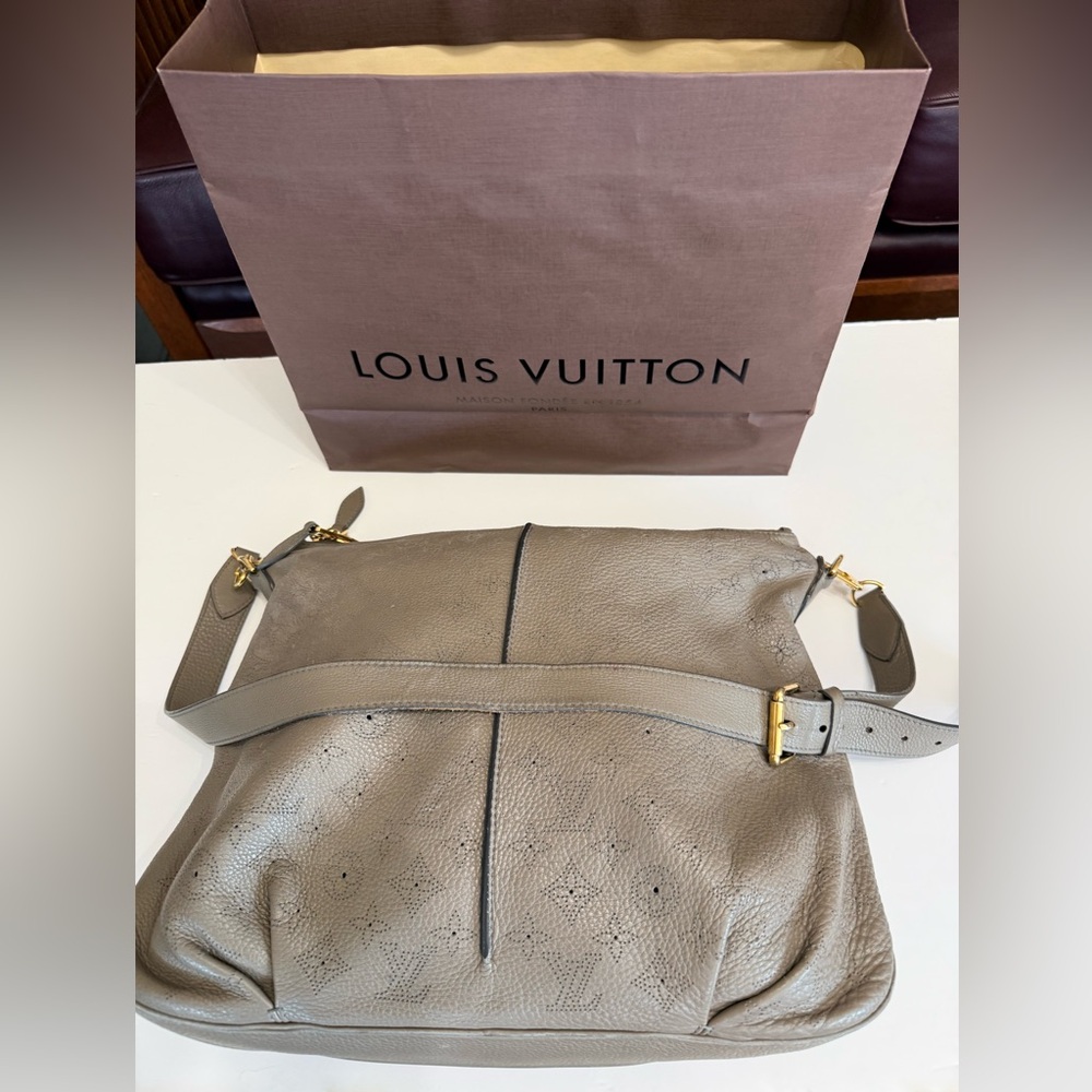 Like new Authenticated Taupe Louis Vuitton MM Mahina Selene excellent + Shop bag - Picture 2 of 15